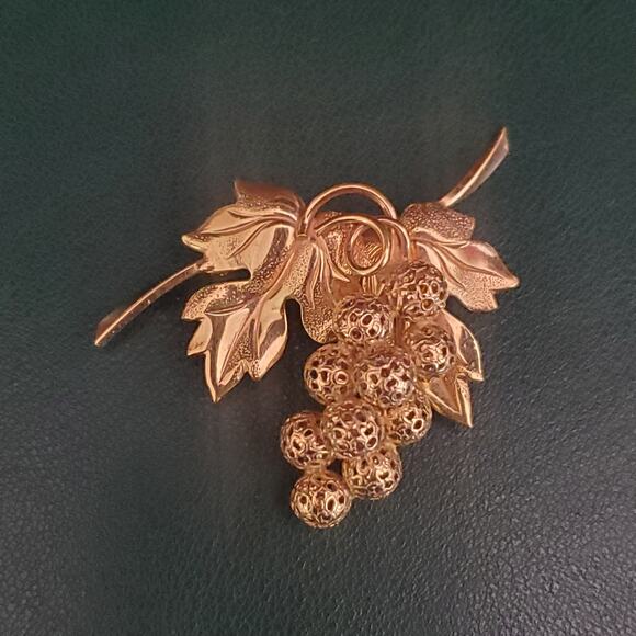 Vintage Filigree Grape Cluster and Leaves Brooch 12K Gold Filled Signed CC‎ - Picture 6 of 6